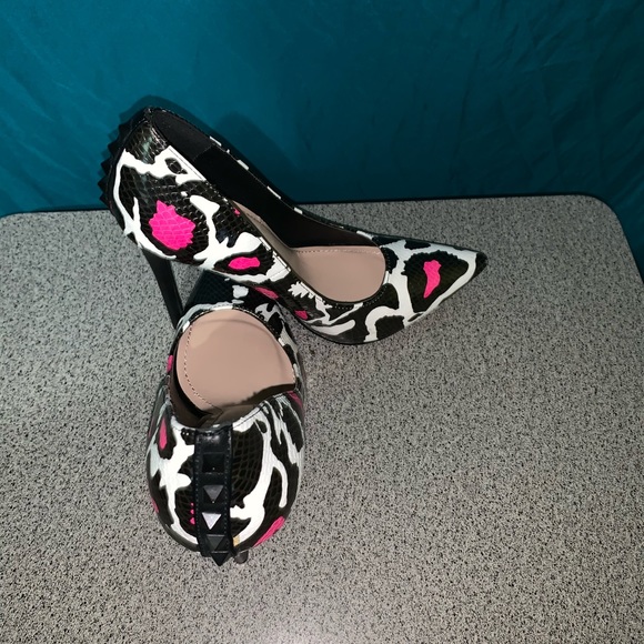 Snakeskin shoe republic heels**Sold** - Picture 2 of 4